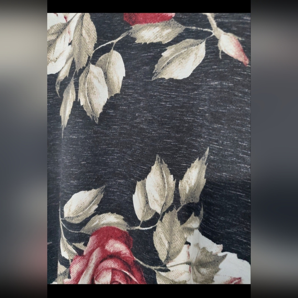 LulaRoe Black and Roses T-shirt Run Big Womans XXS Dark Floral - Picture 2 of 4